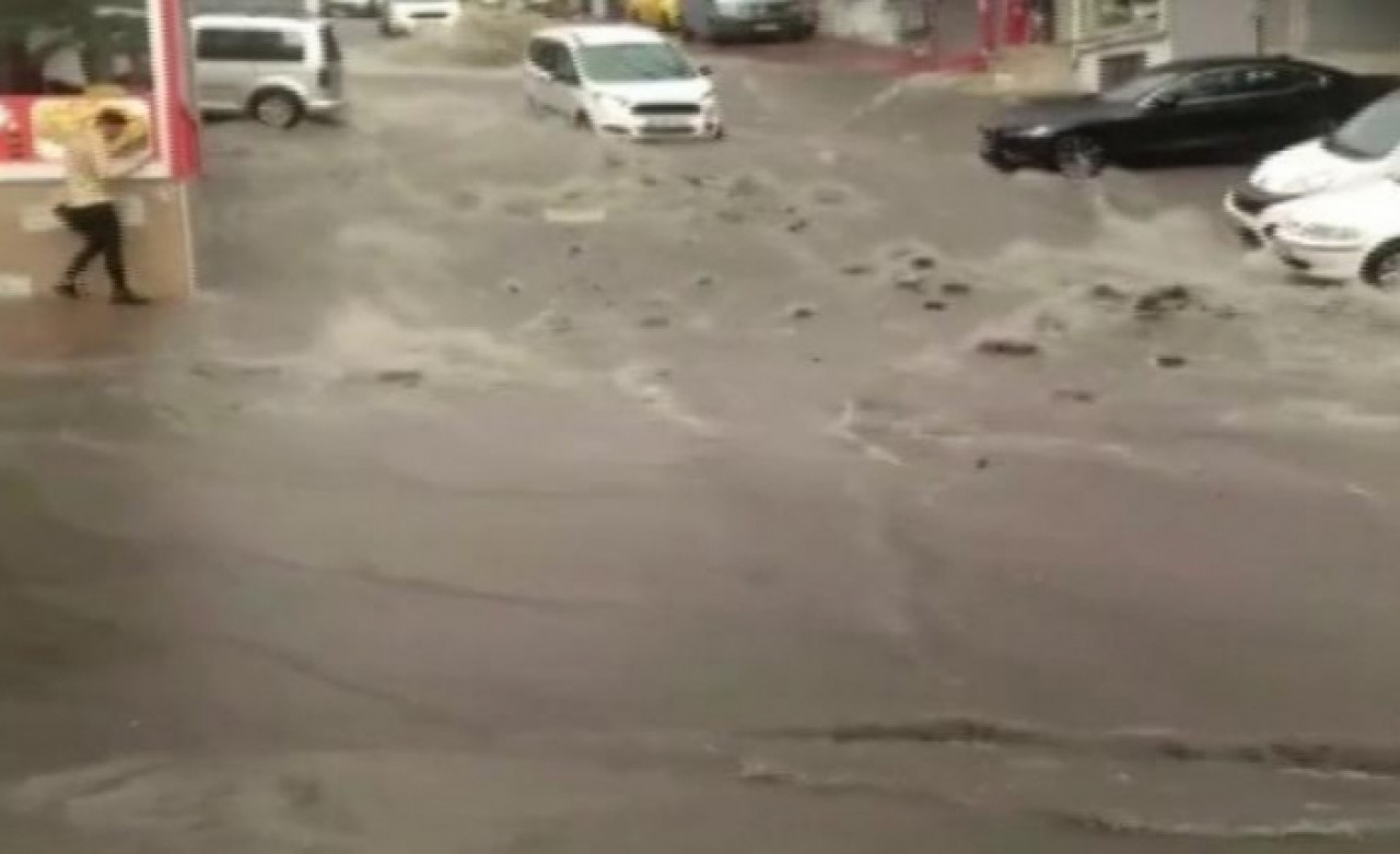 Esenyurt ve Beylikdüzünde etkili olan sağanak yağış rögarları patlattı! Caddeler sular altında kaldı