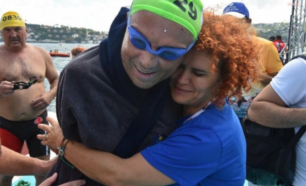 Türkiye’nin ilk engelli belediye başkanı Turan Hançerli, İstanbul Boğazını yüzerek geçti