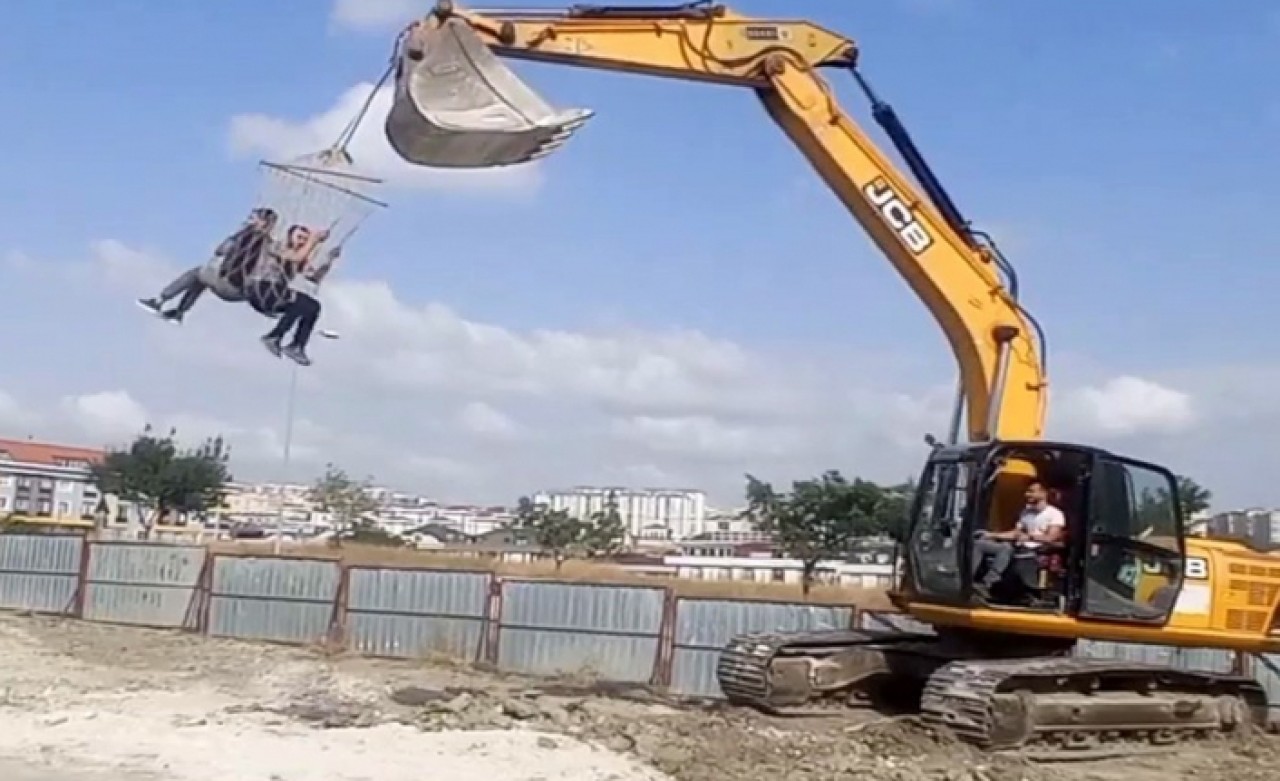 İşçiler kepçeyi salıncak yaptı, doyasıya eğlendi