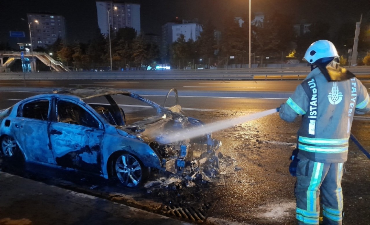 BEYLİKDÜZÜ D-100 KARAYOLUNDA ALEV ALEV YANAN OTOMOBİL KULLANILMAZ HALE GELDİ