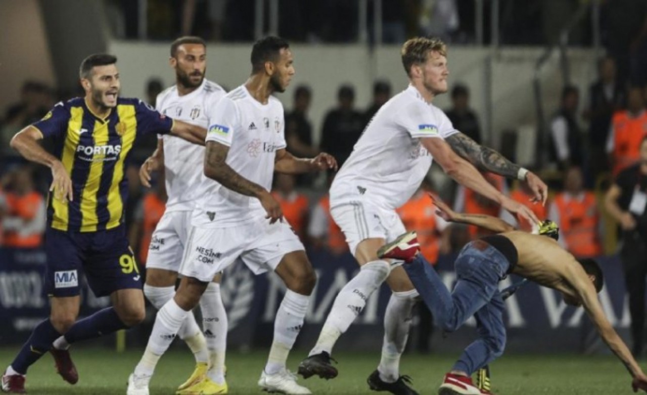 Maçtan sonra saldırıya uğrayan Cenk Tosun: Bana yumruk atacak, ben izleyeceğim!