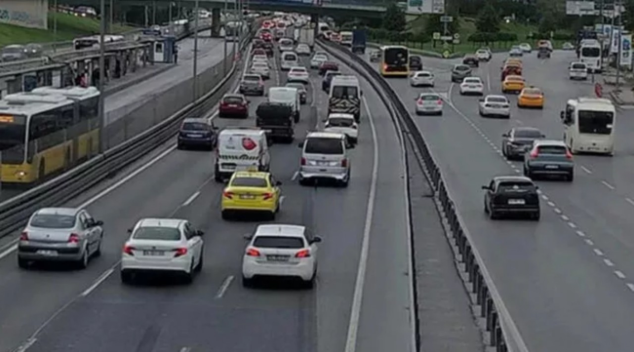Anaokulu ve 1. sınıf okula başladı! İstanbulda trafik sıkıştı
