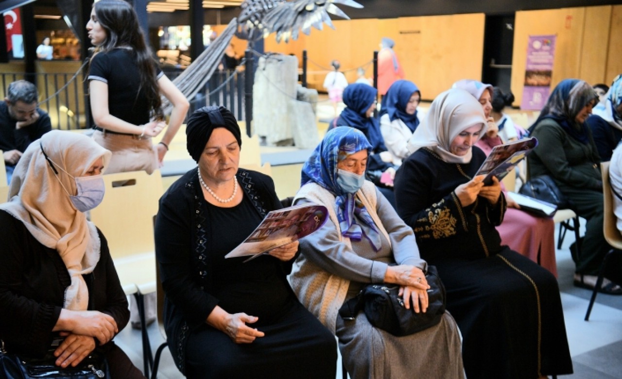 OKUMA YAZMAYI ÖĞRENİP ÇOCUKLARINA HİKÂYELER OKUDULAR