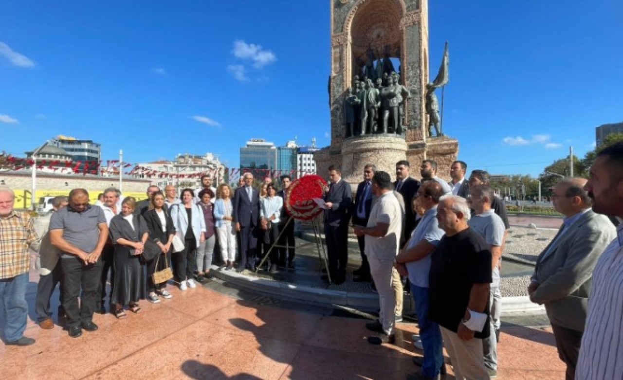 CHP İstanbul İl Başkanlığı Taksime çelenk bıraktı