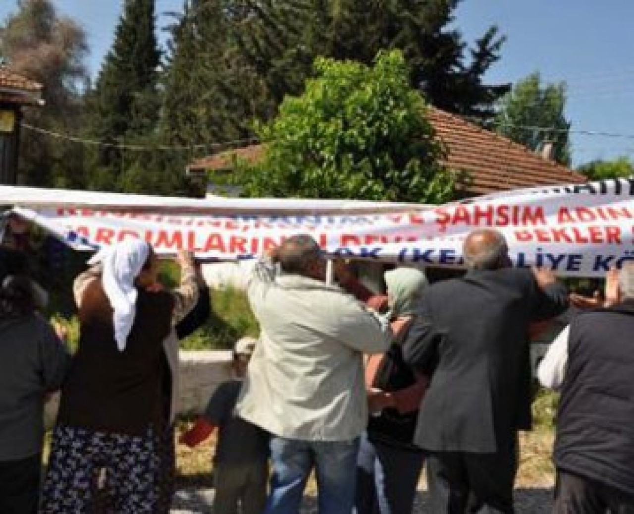Muhtarın pankartı köylüleri çıldırttı
