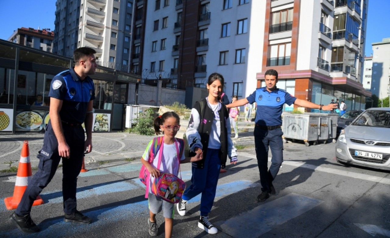 Beylikdüzünde Zabıta Müdürlüğü Ekipleri Öğrencilerin Güvenliği İçinde Görevde