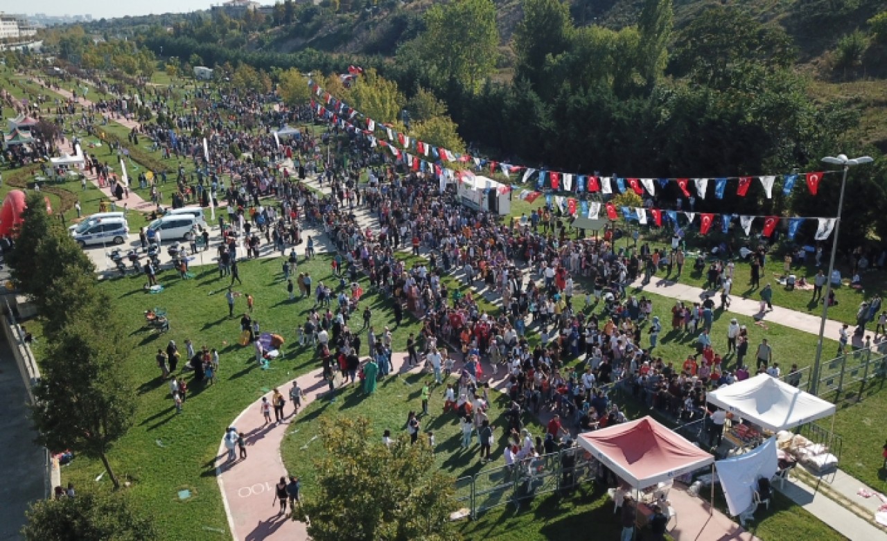 KÜÇÜKÇEKMECE SEMALARI UÇURTMALARLA RENKLENDİ