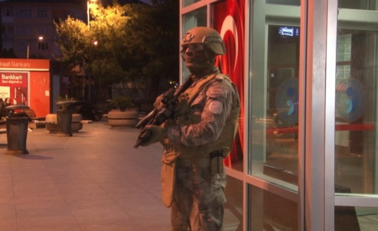 Bakırköyde hastane önünde bekleyenlere silahlı saldırı: 1 ölü, 2 yaralı