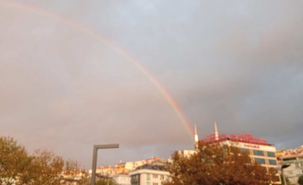 İstanbulda yağmur sonrası gökkuşağı manzarası