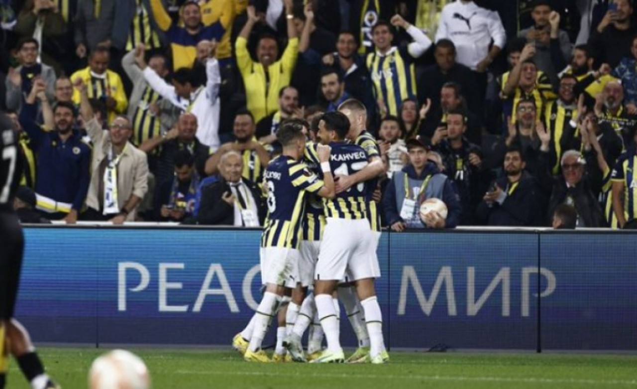 Fenerbahçe AEK Larnacayı 2 golle geçti