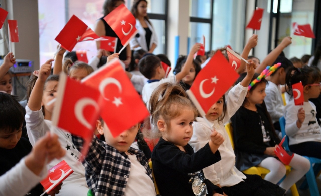 BEYLİKDÜZÜ’NDEKİ MİNİKLER İSTANBUL’UN KURTULUŞUNU KUTLADI