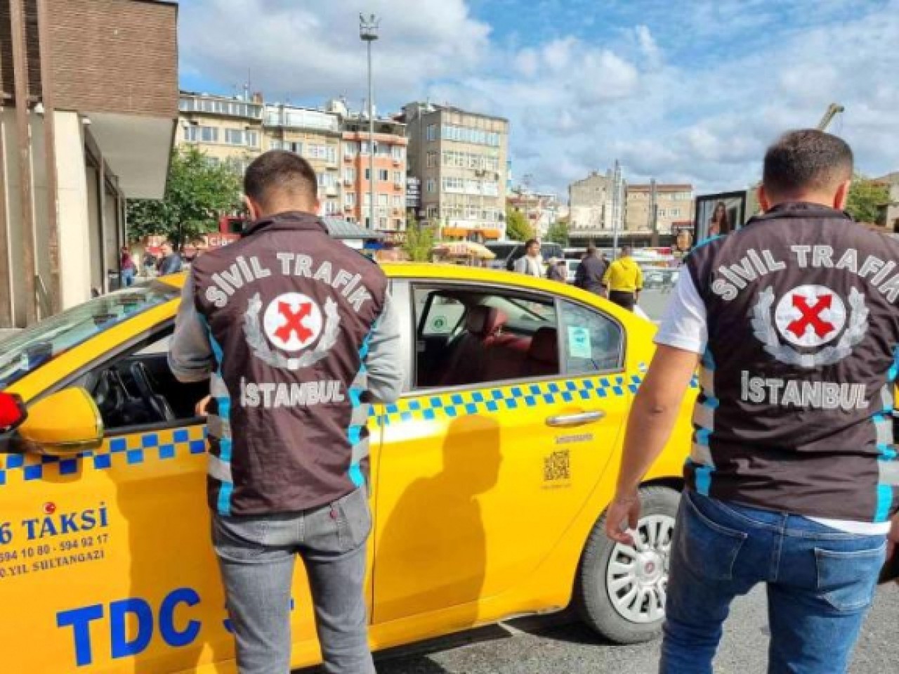 Yolcu seçen taksici ceza kesilince basın mensuplarına küfretti