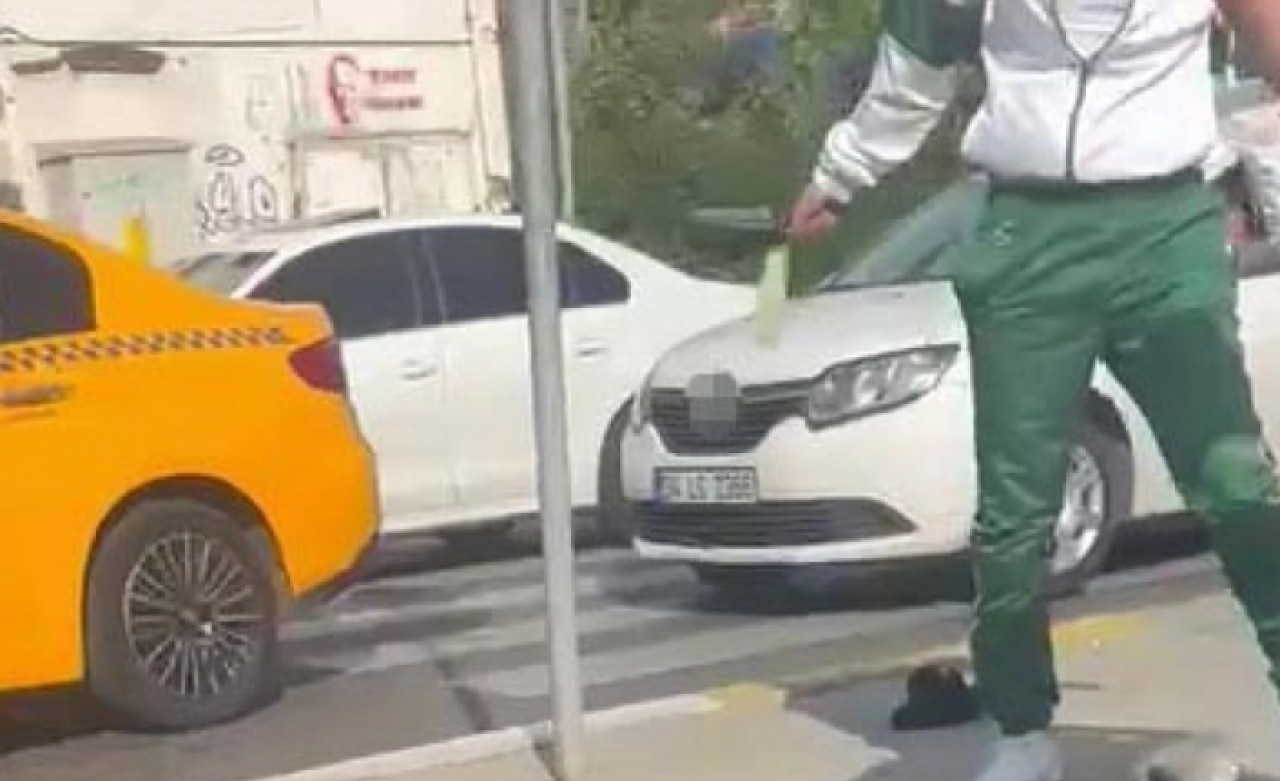 Küçükçekmece’de taksici terör estirdi: Ekmek bıçağıyla saldırdı, arabayı üzerine sürdü