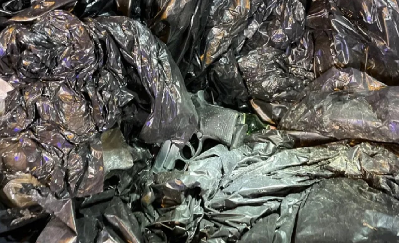 Çöpte bulduğu silahı temizlerken yanlışlıkla kendini vurdu