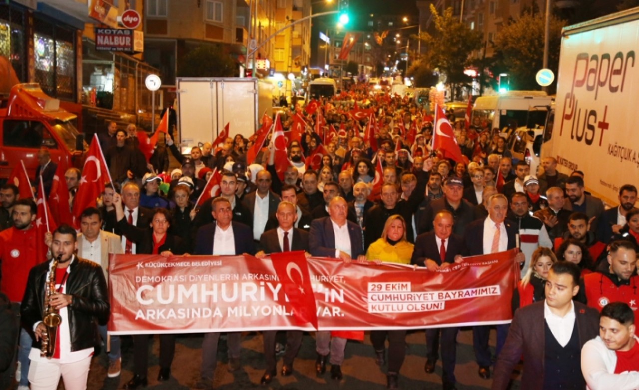 CUMHURİYET COŞKUSUNA ORTAK OLMAK İÇİN BİNLER, KÜÇÜKÇEKMECE’DE BULUŞTU