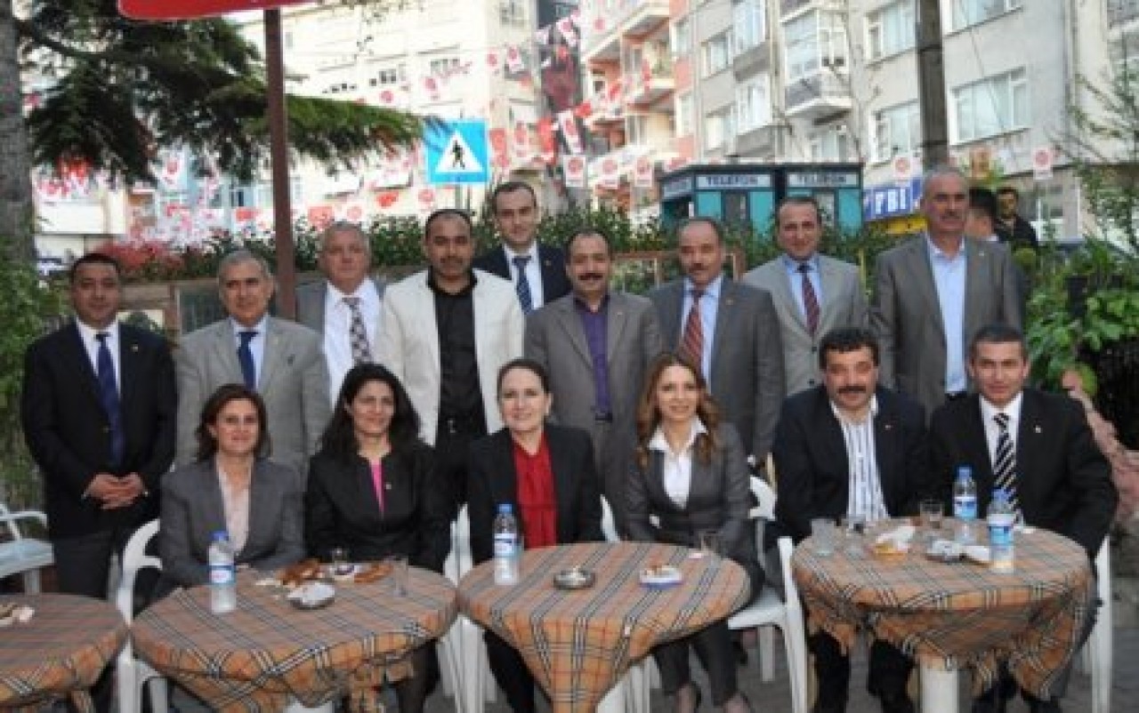 MHP’li adaylar bir günde 5 İlçeyi gezdi