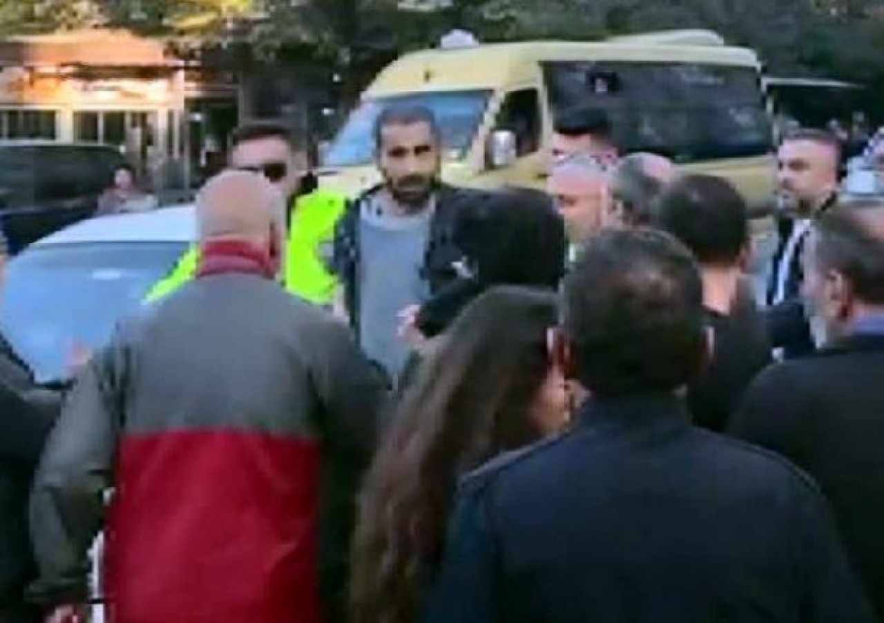 İstanbulun göbeğinde Atatürk anıtına baltalı saldırı