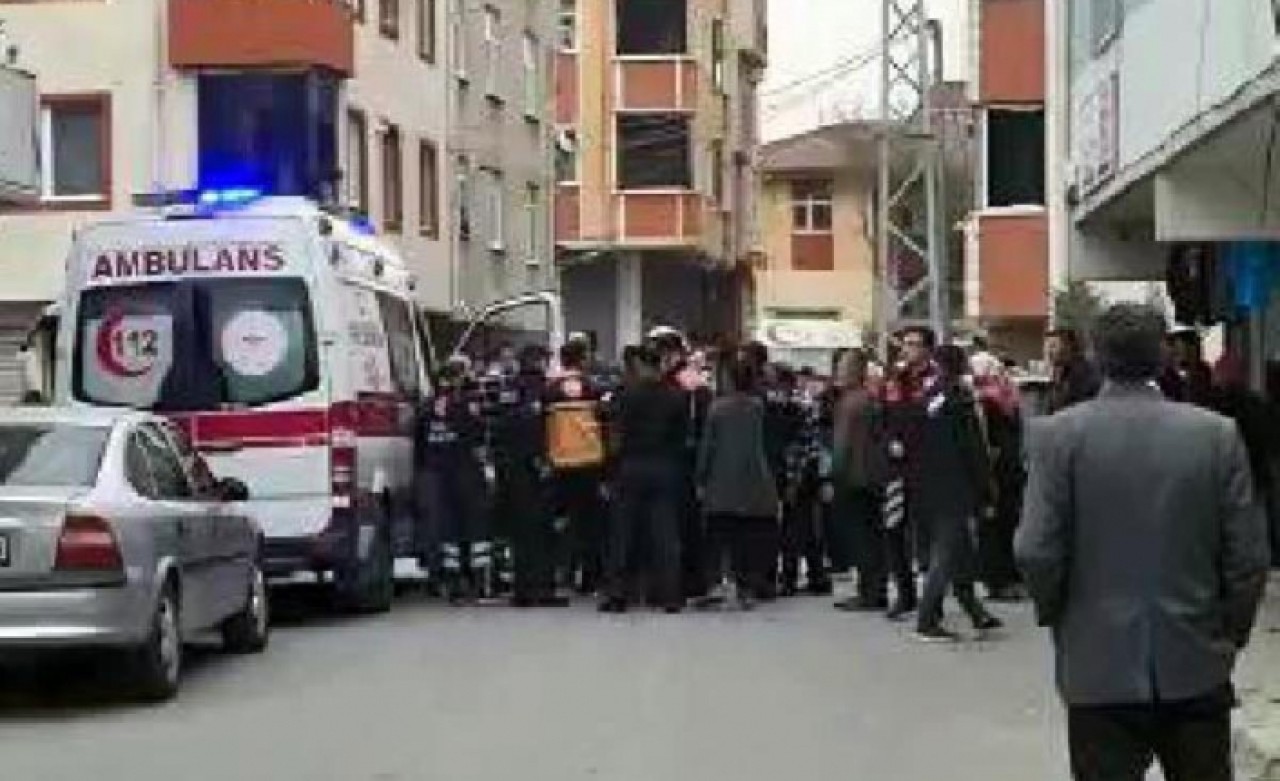 AVCILARDA HASTA ALMAYA GELEN 3 SAĞLIK ÇALIŞANINA SOPALARLA SALDIRDILAR