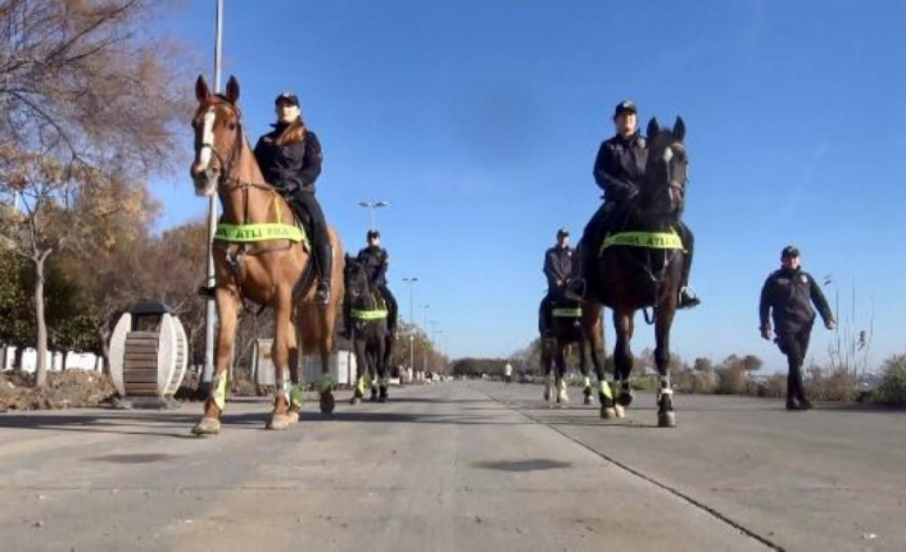Avcılar Sahilde atlı polislerden denetim