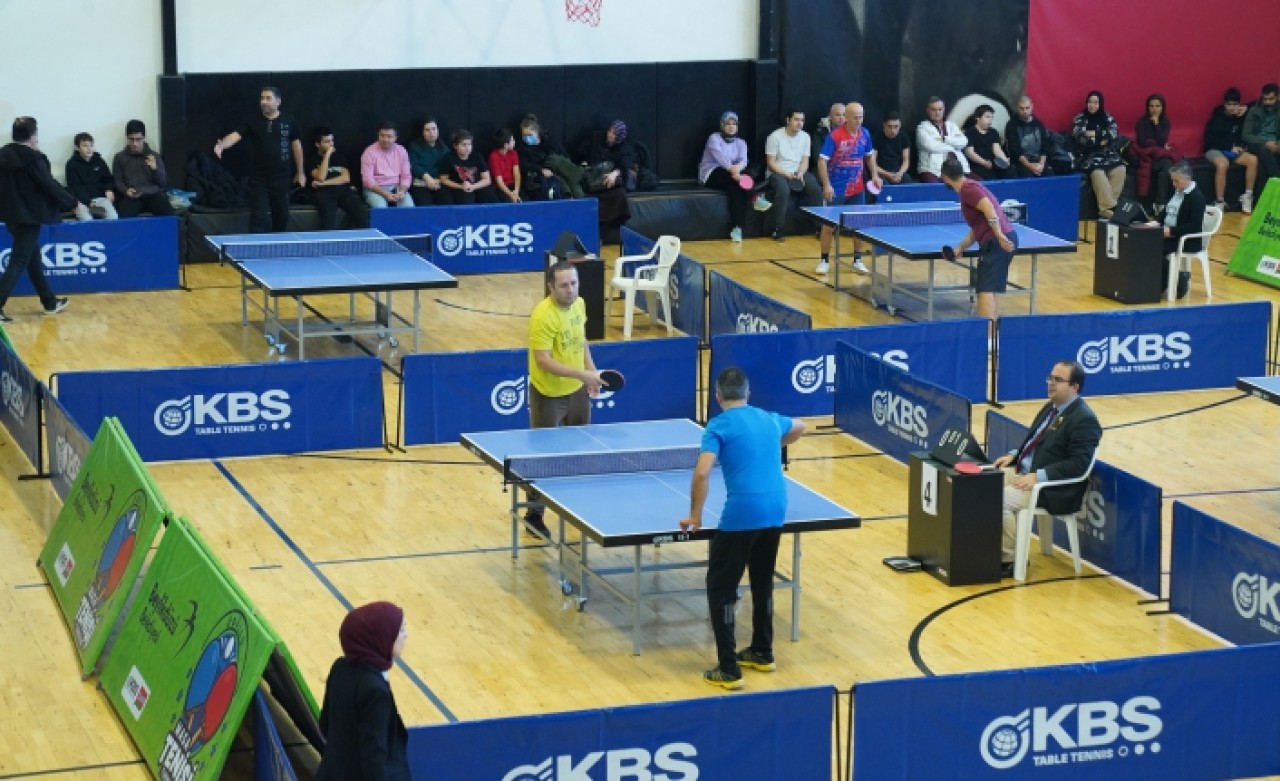 ÖDÜLLÜ MASA TENİSİ TURNUVASINDA KIYASIYA MÜCADELE