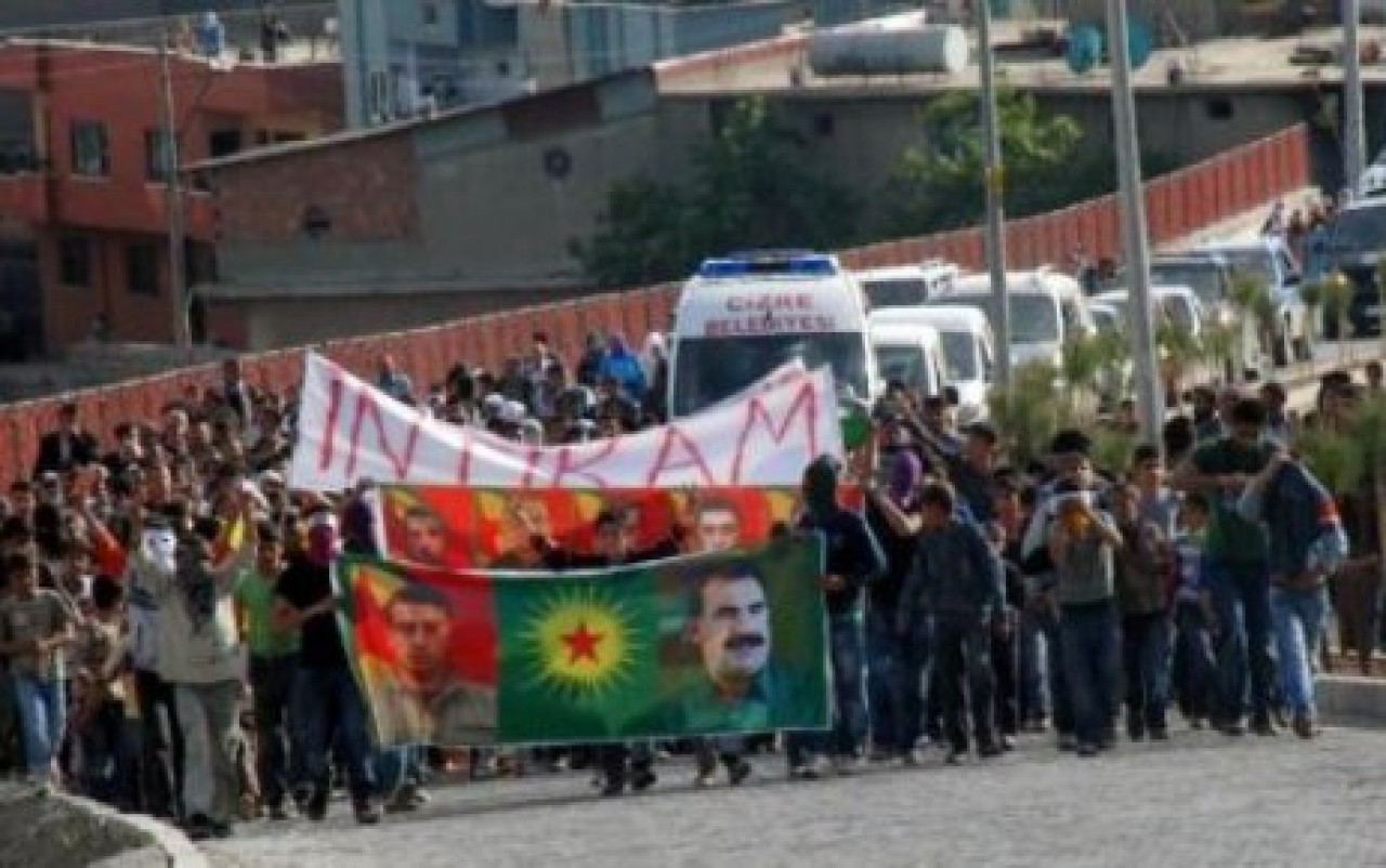 Diyarbakır'da tehlikeli pankart! "İNTİKAM"