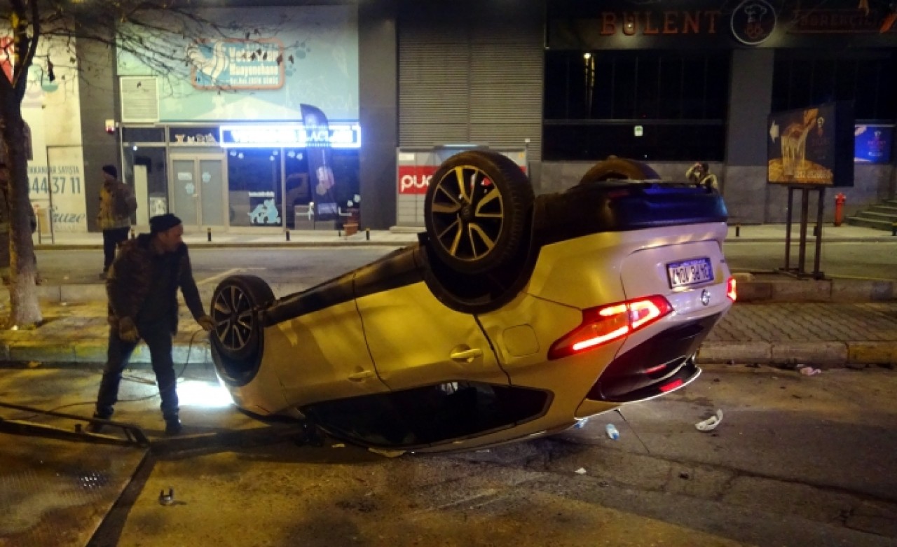 Refüje çarptı takla attı