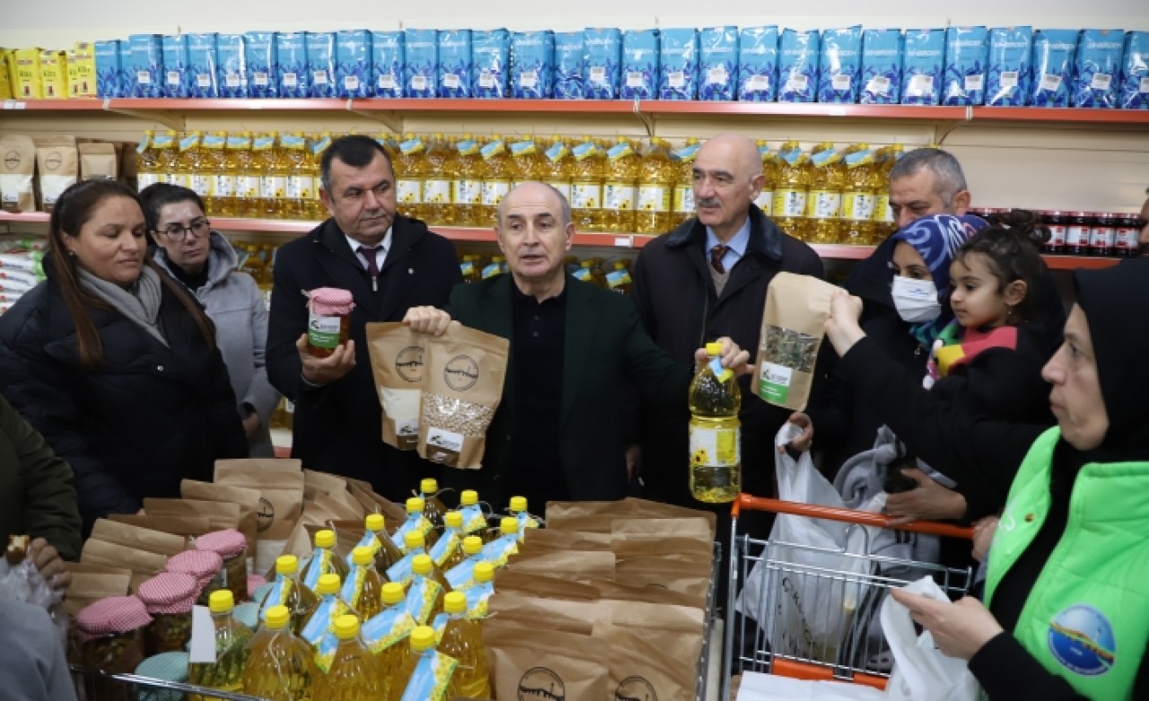 Büyükçekmece Belediyesi ürettiği 8 ton ayçiçek yağını vatandaşa dağıtıyor!