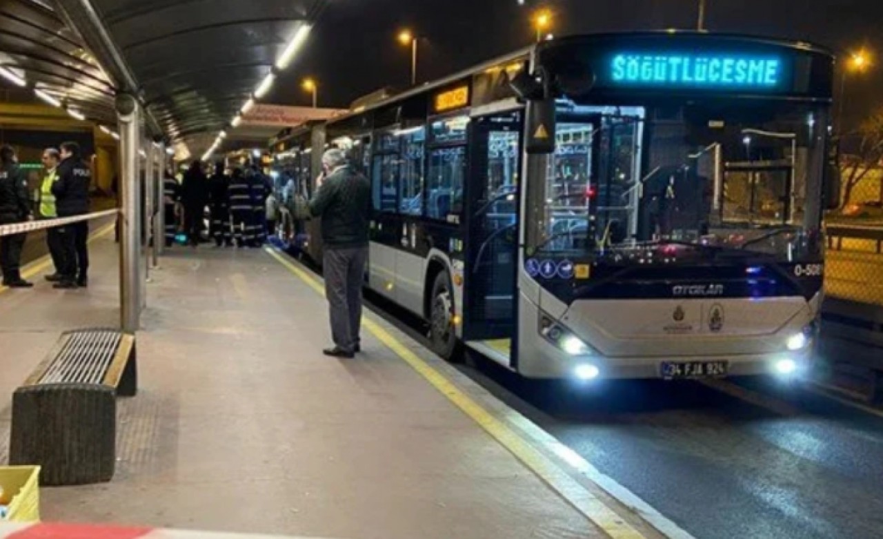 Küçükçekmecede yola düşen kişi, metrobüsün altında kalarak öldü