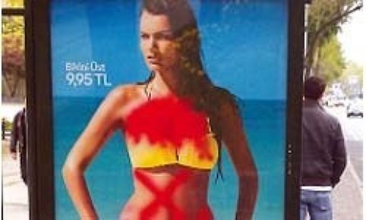 Bikinili afişler boya ile kapatıldı !
