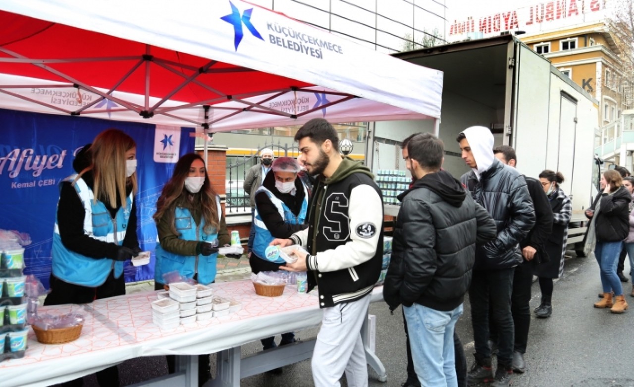 KÜÇÜKÇEKMECE BELEDİYESİ’NDEN FİNAL HAFTASINDA ÖĞRENCİLERE YEMEK İKRAMI