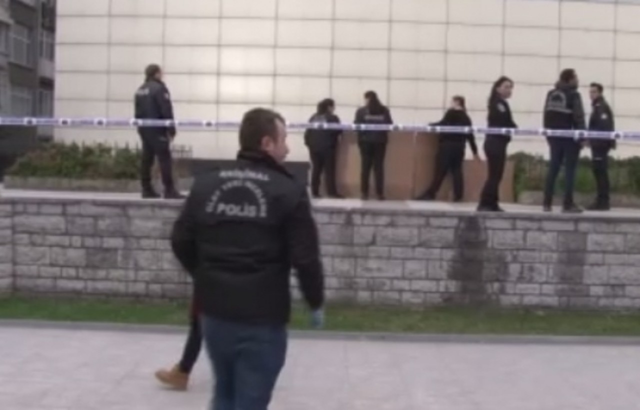 Büyükçekmecede alışveriş merkezinin terasından atlayan genç kız hayatını kaybetti