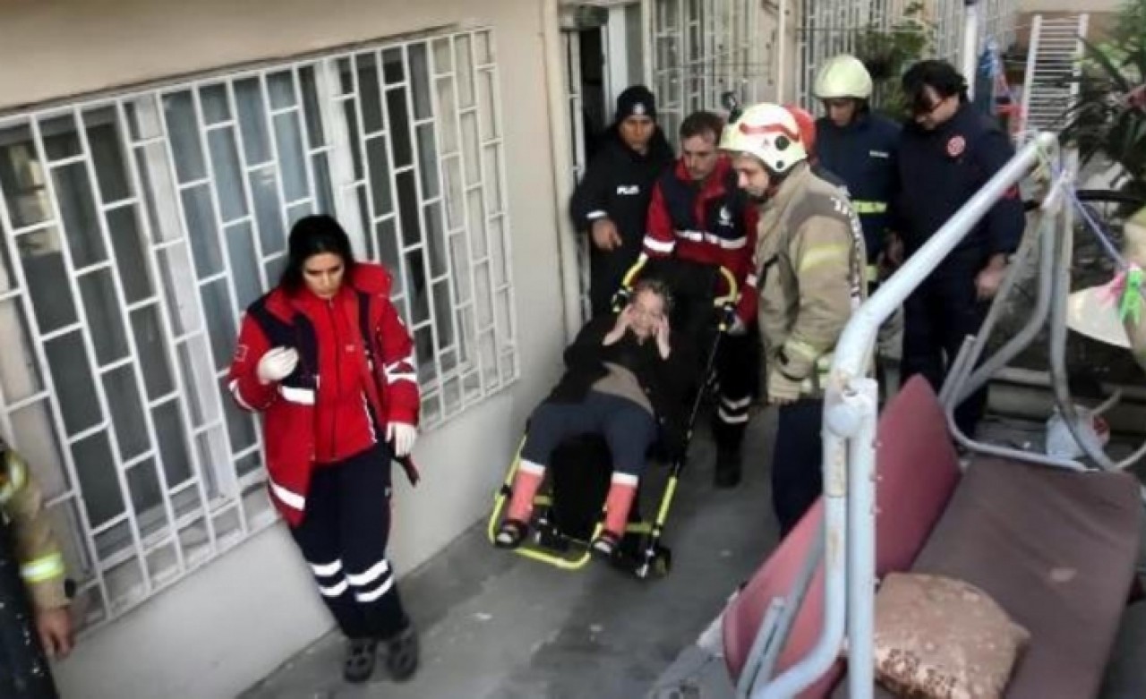 Avcılarda evde düşen yaşlı kadınları kurtarmak için seferber oldular