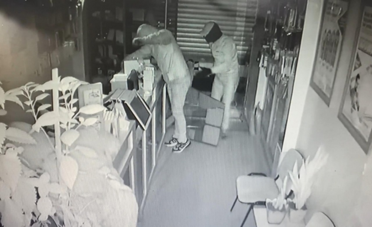 Telefoncuyu soydular