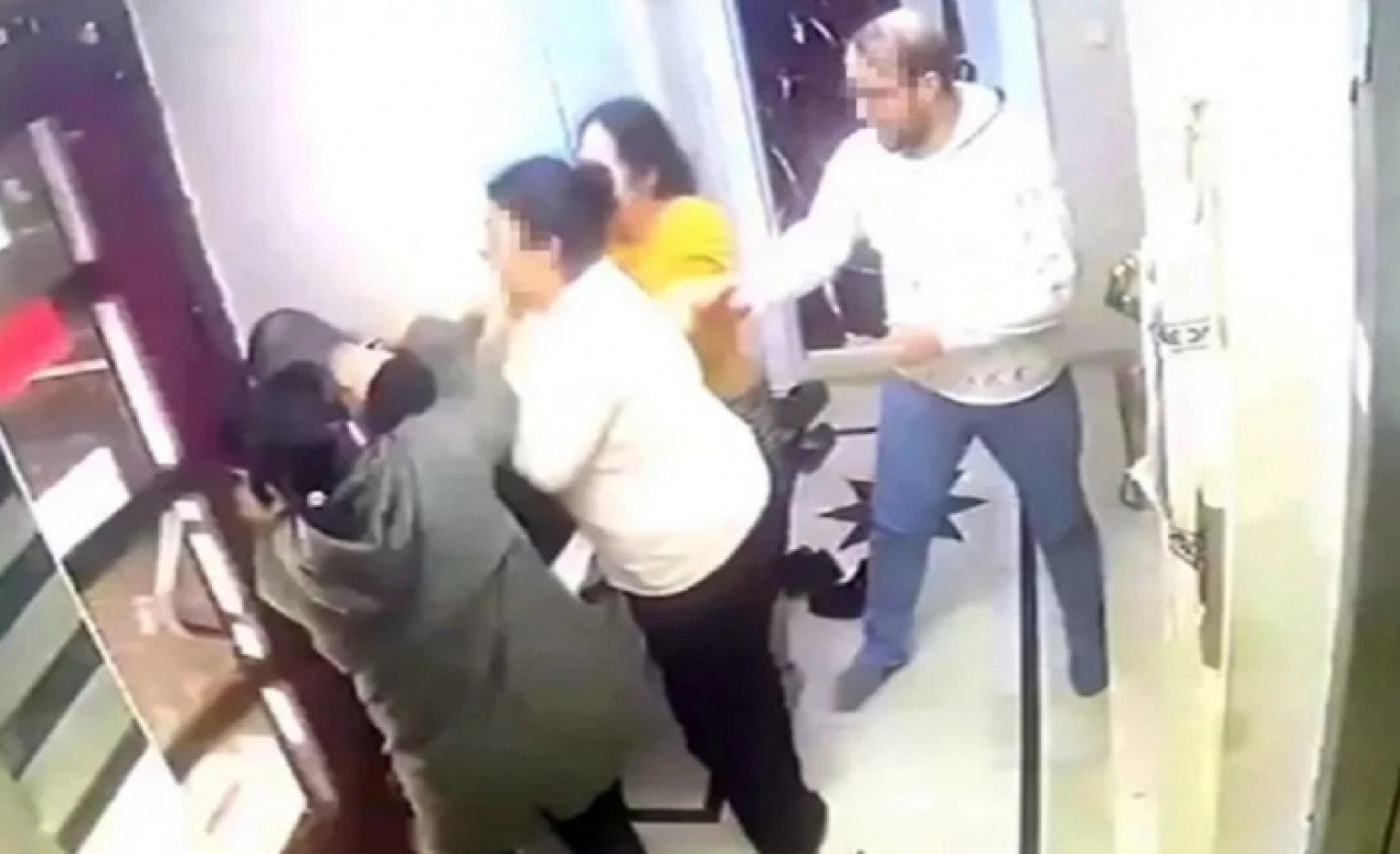 İnternetten tanışıp evine gitti, aileye yakalanınca yarı çıplak kaçtı