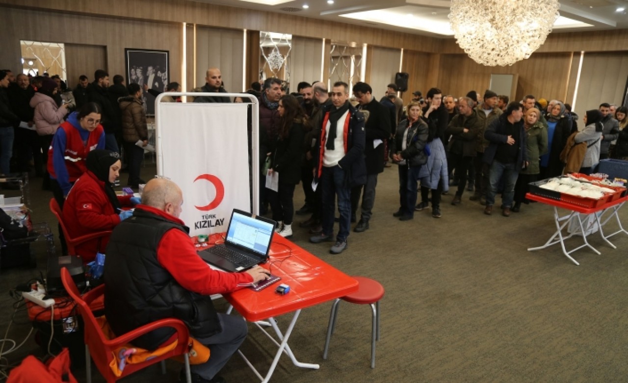 Depremzedelere kan bağışı için birbirleriyle yarıştılar