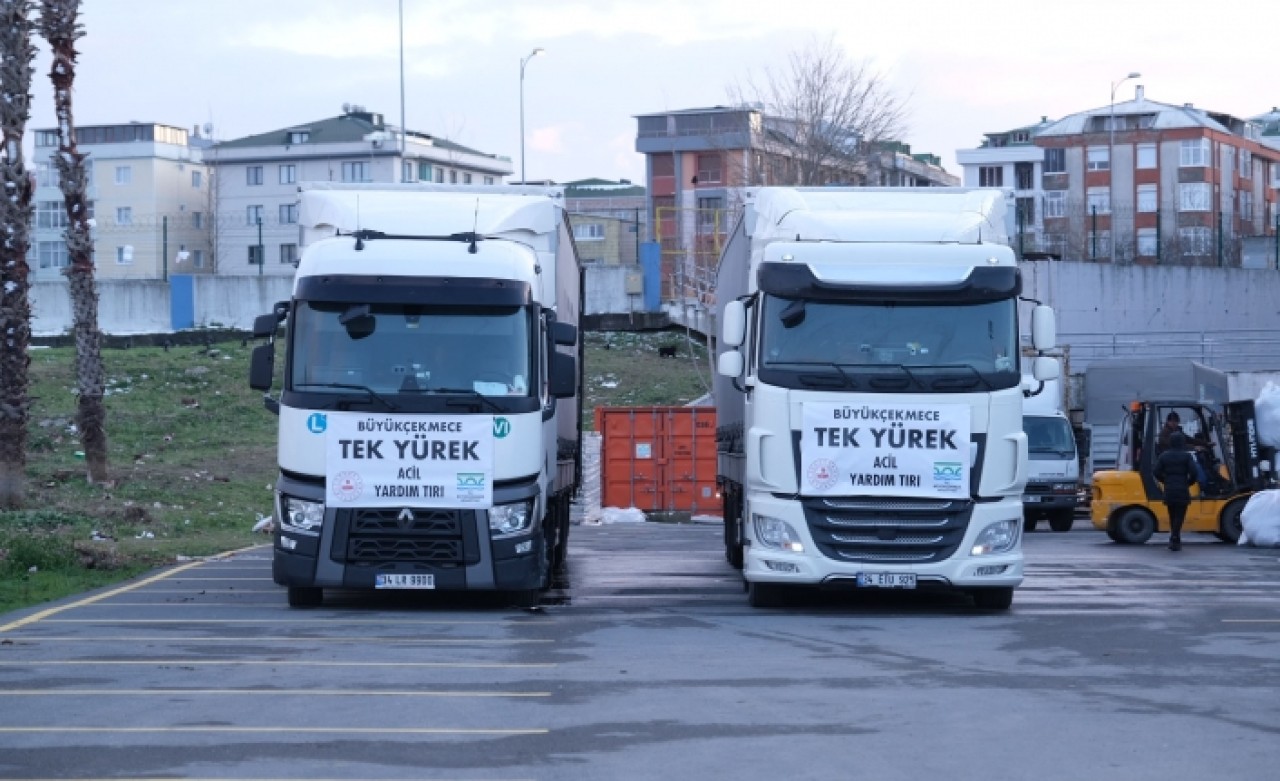 Büyükçekmece’den Hatay’a 7 TIR yardım malzemesi gönderildi