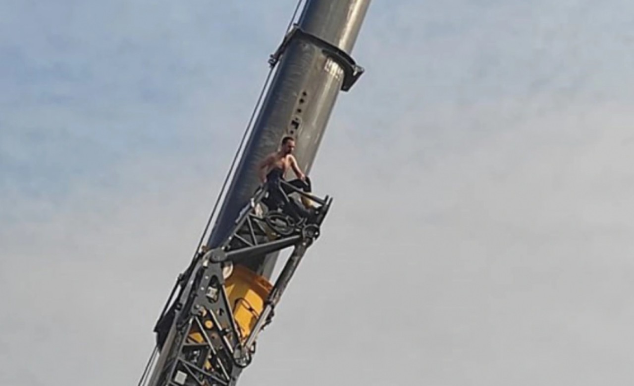 Depremzede vince tırmandı, yaşamına son vermek istedi: Devlet neredeydi