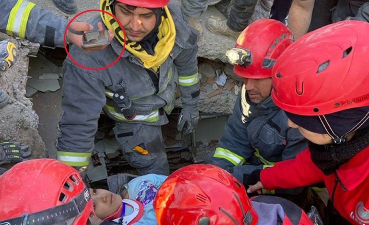 Kardeşiyle birlikte 100 saat sonra enkazdan çıkarıldı: Kurtarılırken Zeynep Bastık dinlemek istedi