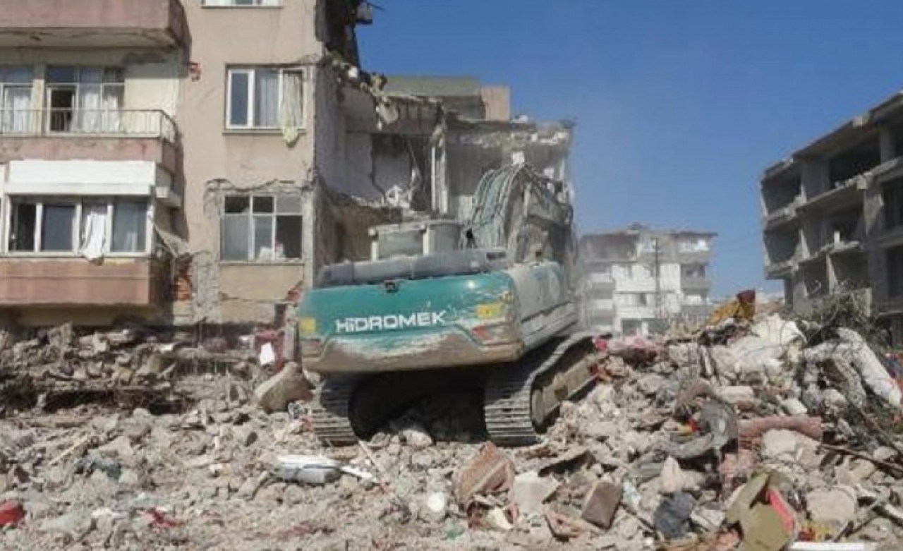 Enkazdan çıkan not herkesi duygulandırdı: Burada kızım var lütfen