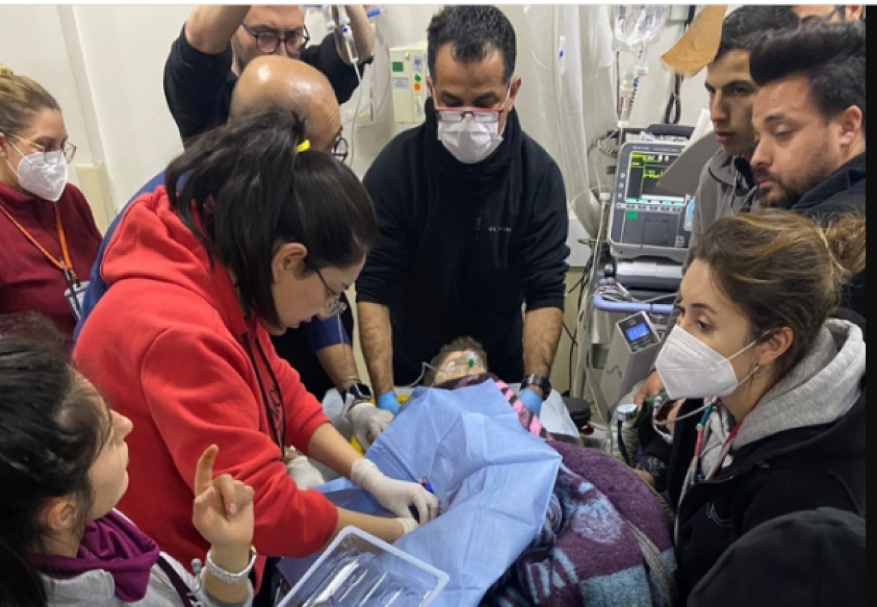 3 mucize kurtuluş: 261 saat sonra enkazdan ekipleri alkışlayarak çıktı