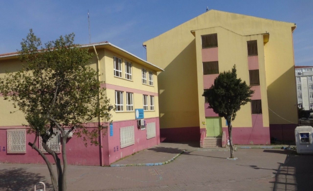 93 OKULDA EĞİTİME ARA