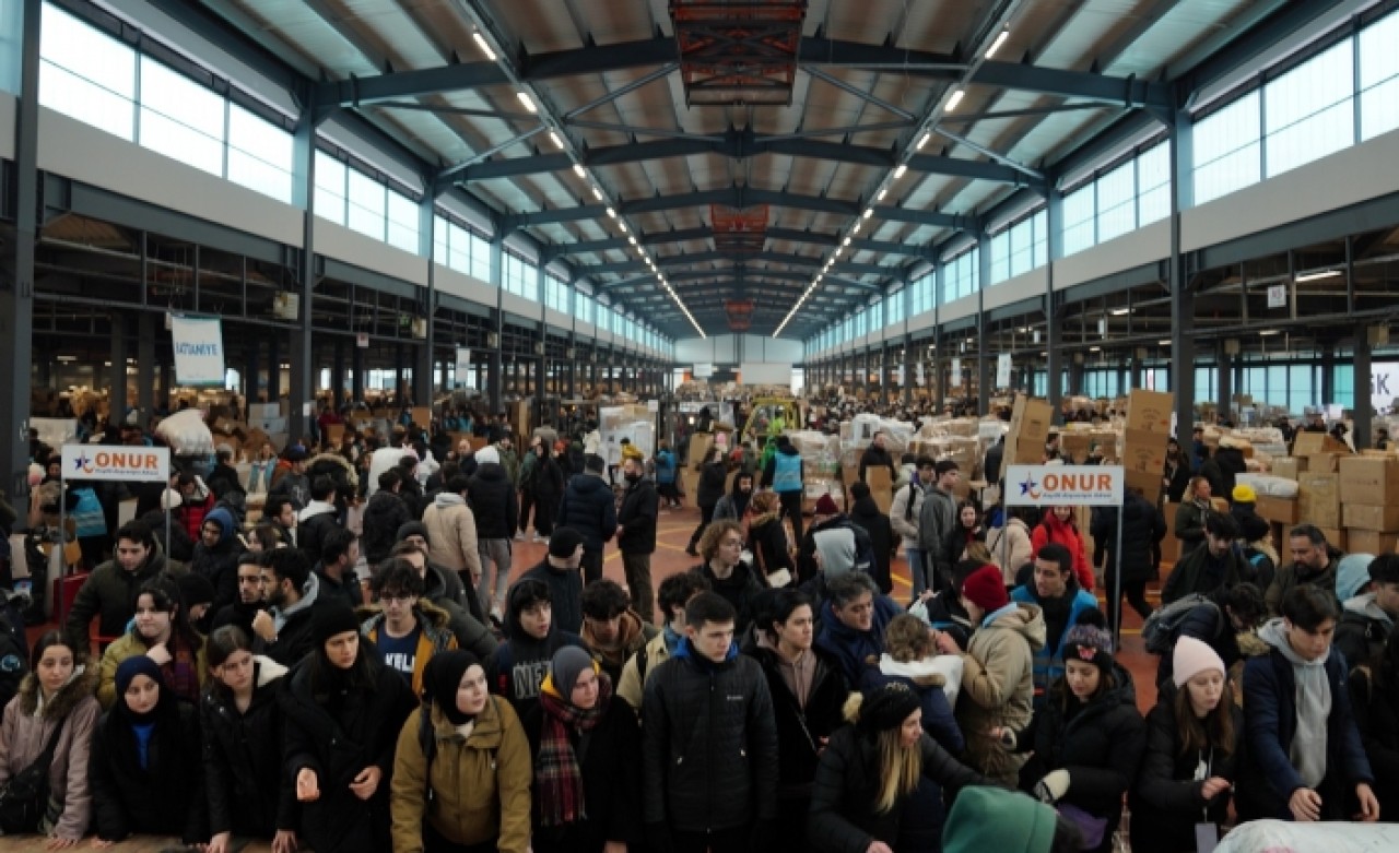 BEYLİKDÜZÜ’NÜN GÖNÜLLÜ ORDUSU DAYANIŞMA KÖPRÜSÜ KURDU