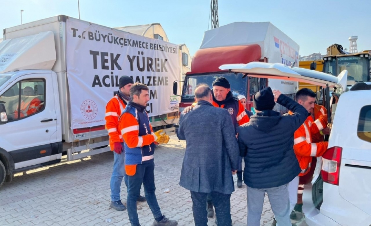 Büyükçekmece Belediyesi depremin yaralarını sarmaya devam ediyor