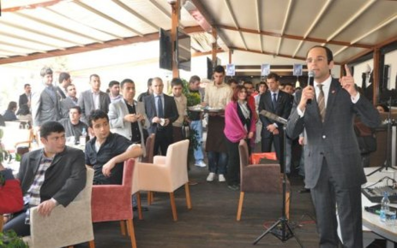 CHP'li gençler seçim için ayakta