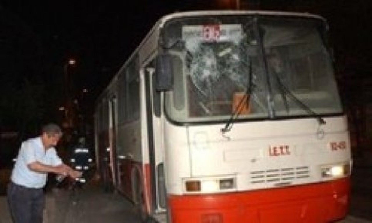 İETT otobüsüne taşlı ve molotoflu saldırı