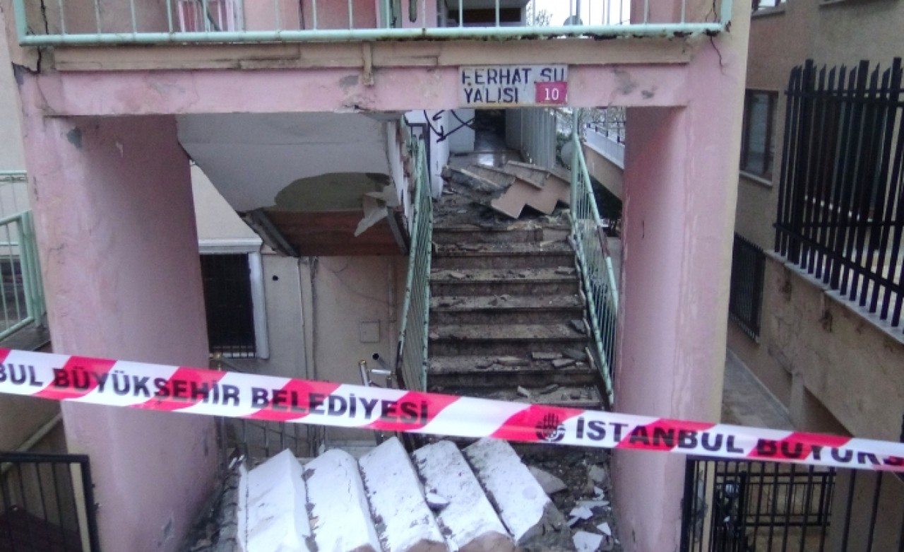 MERDİVENLER BİR ANDA ÇÖKTÜ!