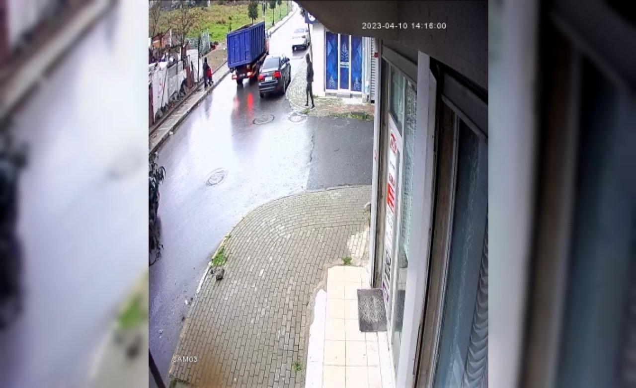 Telefonu aldığı gibi kaçtı