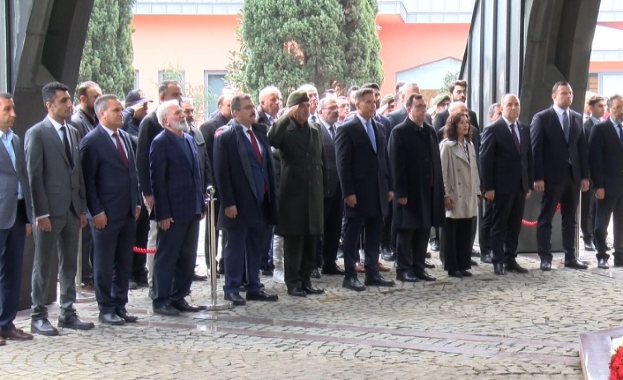 Özal mezarı başında anıldı