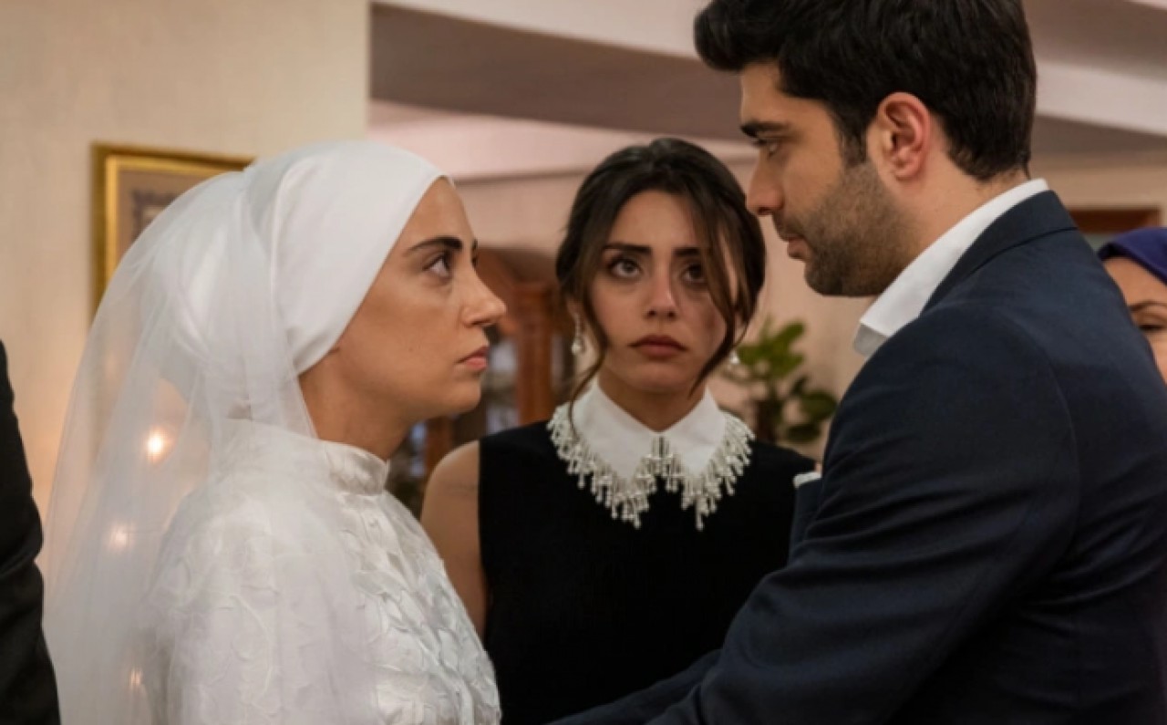 Kızılcık Şerbeti sevenleri sevindiren haber! Ekranlara ne zaman döneceği belli oldu