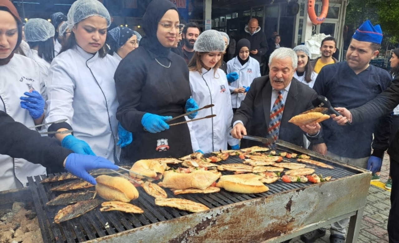 BALIKÇI KENAN’DAN GENÇ AŞÇILARA BALIK PİŞİRME EĞİTİMİ